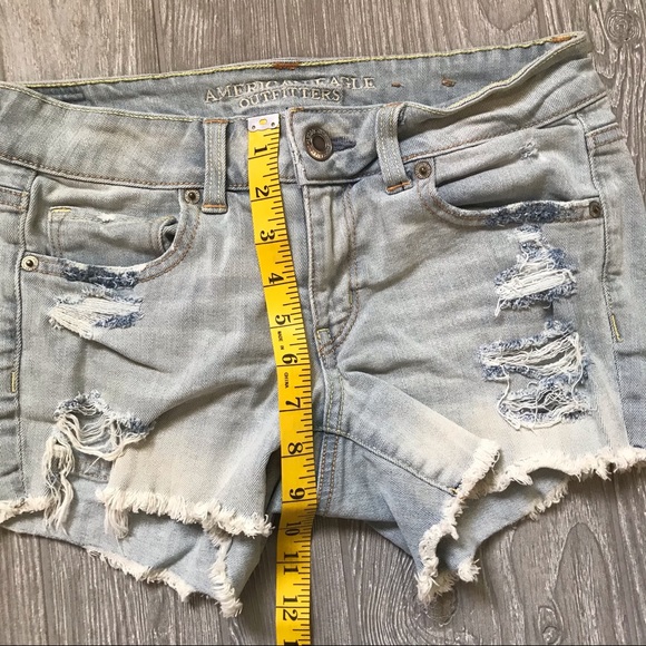 5/$20 SALE ✨ AEO Distressed Midi Stretch Light Wash Denim Jean Short - Picture 7 of 10